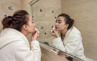 Czy oczyszczanie twarzy u kosmetyczki naprawdę pomaga zwalczyć trądzik?