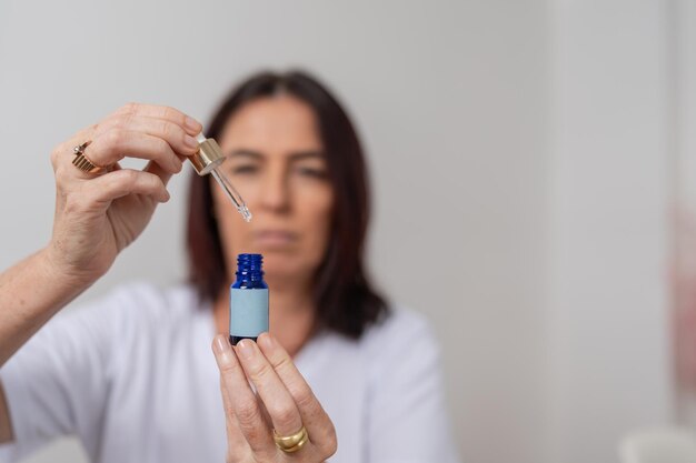 Serum z retinolem - jakie korzyści przynosi skórze?