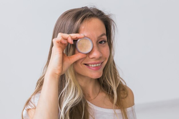 BB cream - czym jest i jak działa ten kosmetyczny hit?