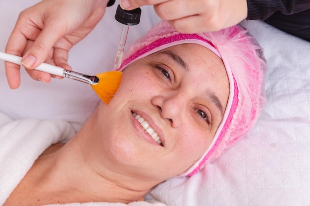 Czy oczyszczanie twarzy u kosmetyczki jest warte swojej ceny?