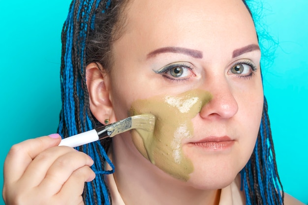 Czy peeling enzymatyczny może szczypać skórę?