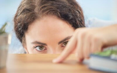 Dlaczego pod oczami pojawiają się worki i jak można temu zaradzić?