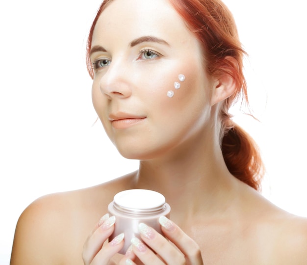 Jak dużo kremu z filtrem powinniśmy nakładać na twarz?