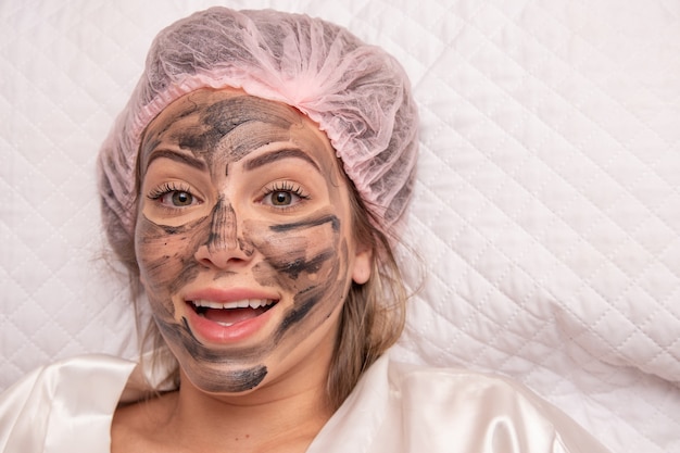 Jak pielęgnować cerę po nałożeniu peelingu na twarz?