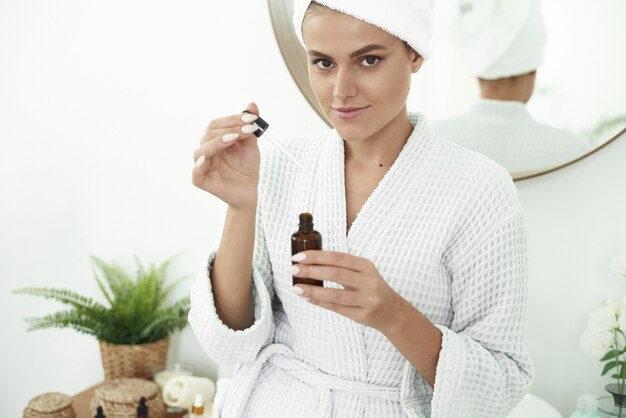 Jak prawidłowo nakładać krem na serum, aby uzyskać najlepszy efekt?