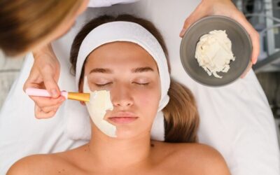 Jak prawidłowo wykonać peeling twarzy w domu?