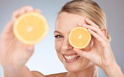 Jak serum z witaminą C wpływa na skórę wokół oczu?