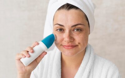 Jak skutecznie oczyszczać twarz trądzikową?