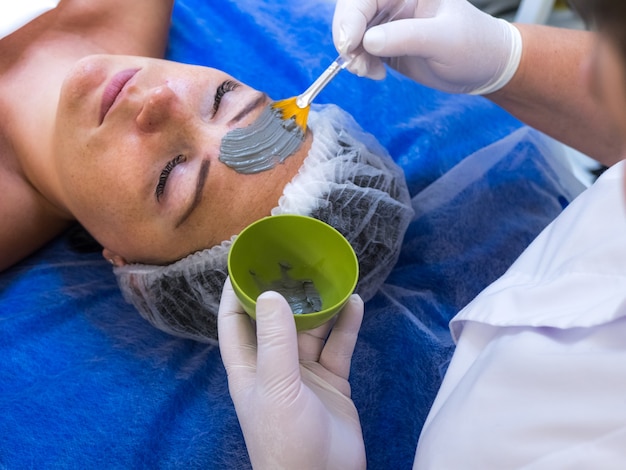 Jaki peeling wybrać - kwasowy czy enzymatyczny?