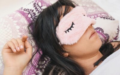 Ukryte przyczyny poduszek pod oczami – skąd się biorą?