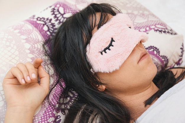 Ukryte przyczyny poduszek pod oczami - skąd się biorą?