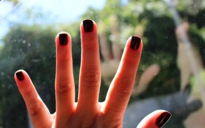 Dlaczego moje łokcie są czerwone i podrażnione?