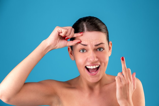 Jak pozbyć się kurzych łapek wokół oczu bez operacji?