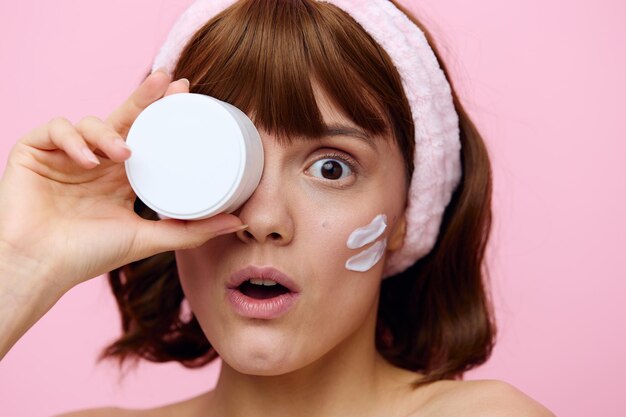 Jak prawidłowo wklepywać krem do twarzy dla lepszych efektów?