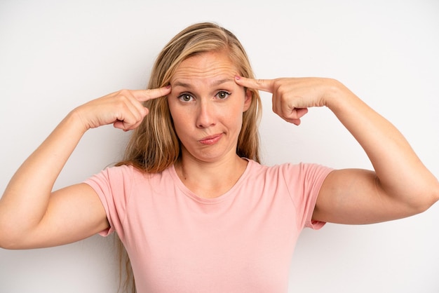 Jak skutecznie zmniejszyć zmarszczki pod oczami domowymi sposobami?