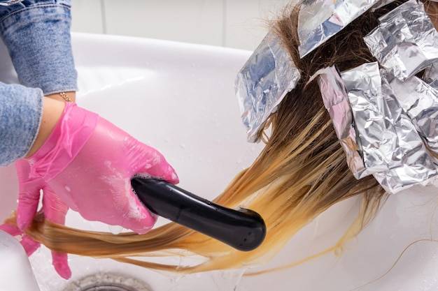 Dlaczego nie myć włosów przed farbowaniem?